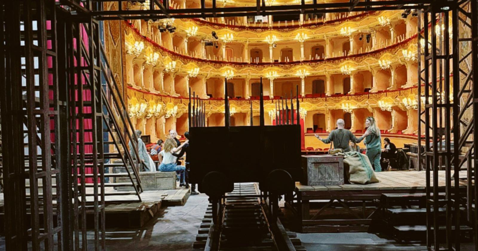 Scene in ritardo, miracolo sul palco