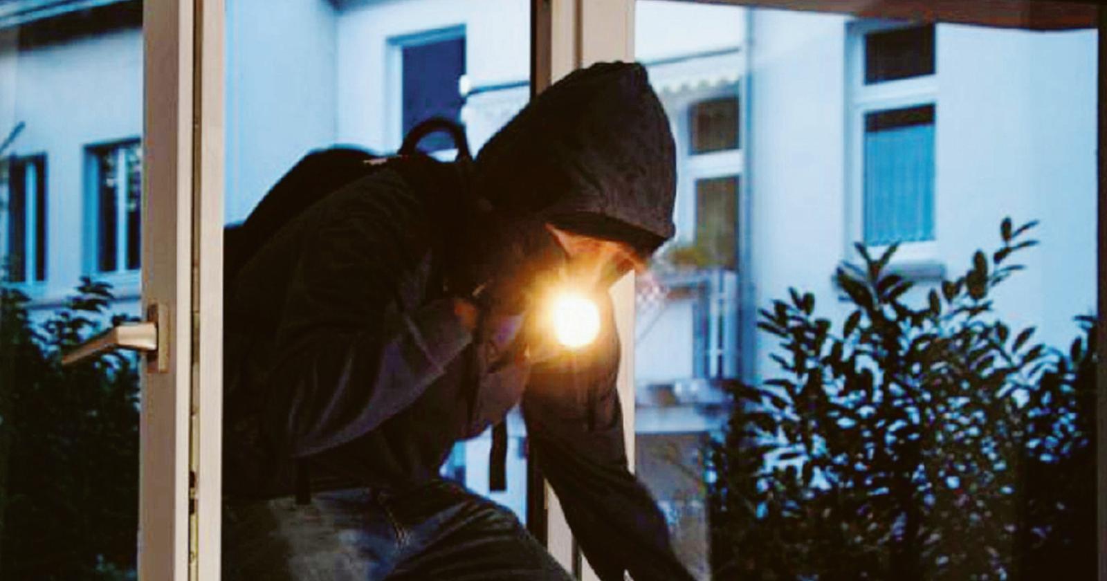 Anziana si trova i ladri in camera