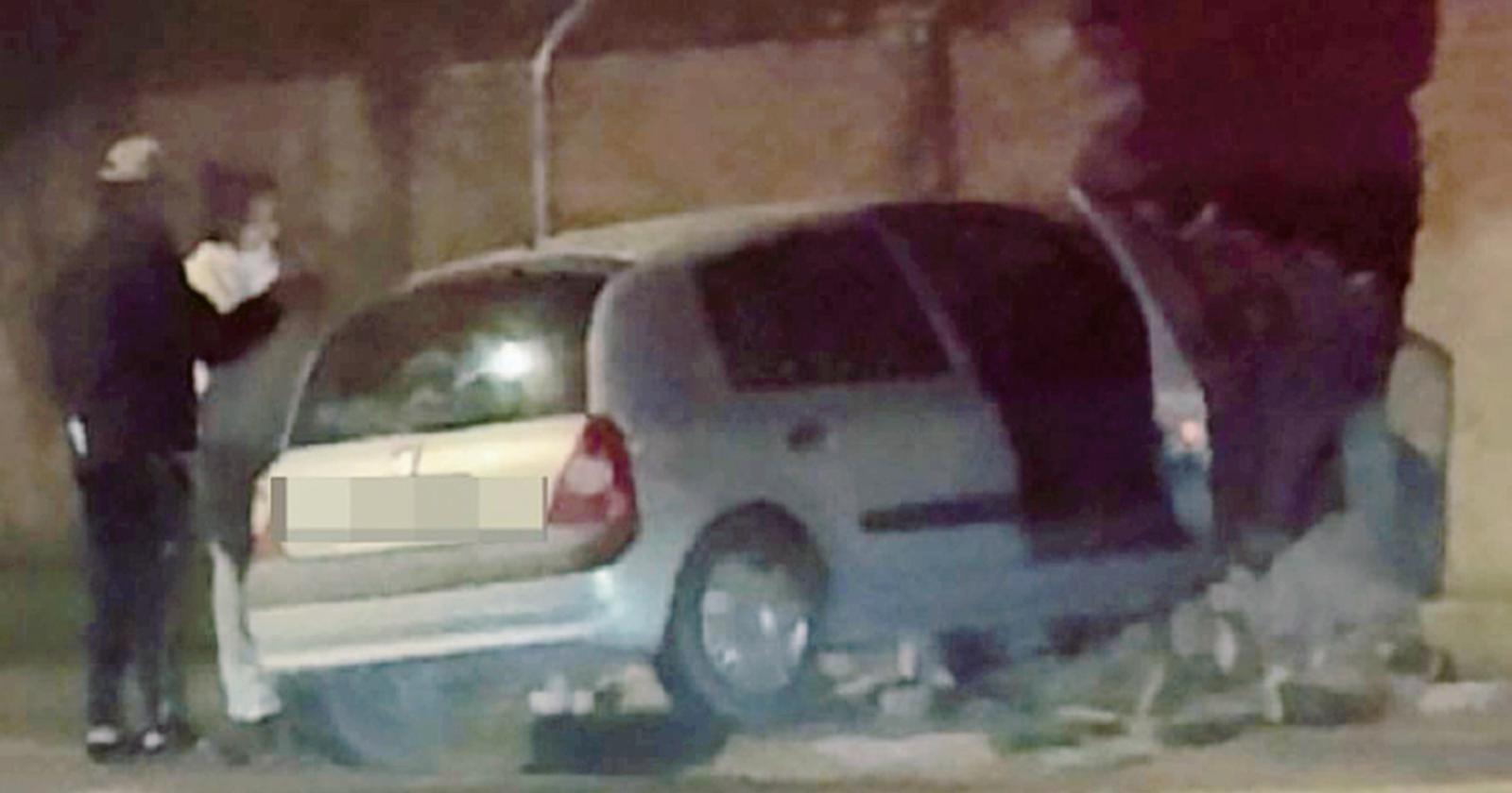 Si schianto contro il muro e lo sfonda