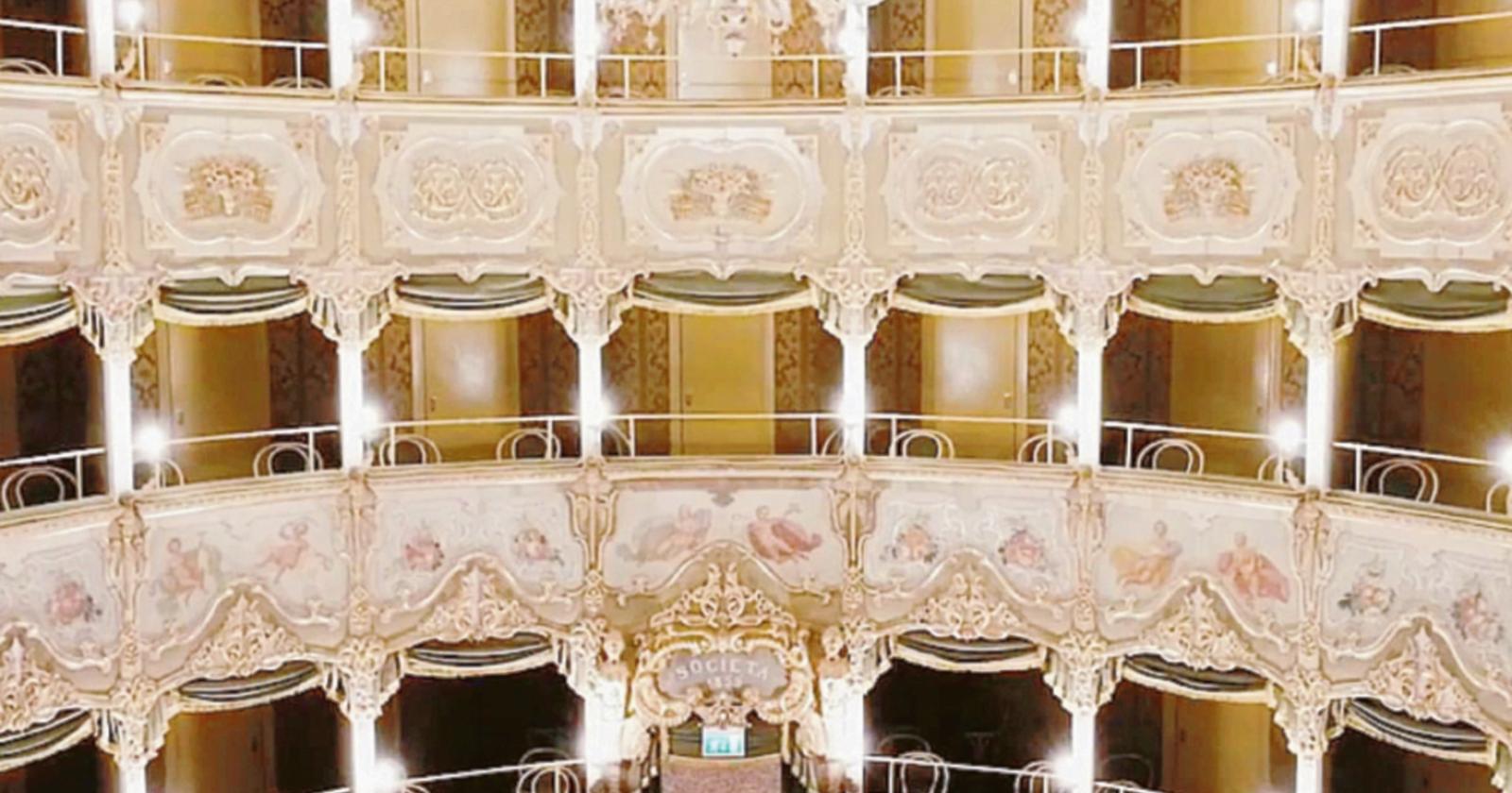 Don Giacinto sale sul palco