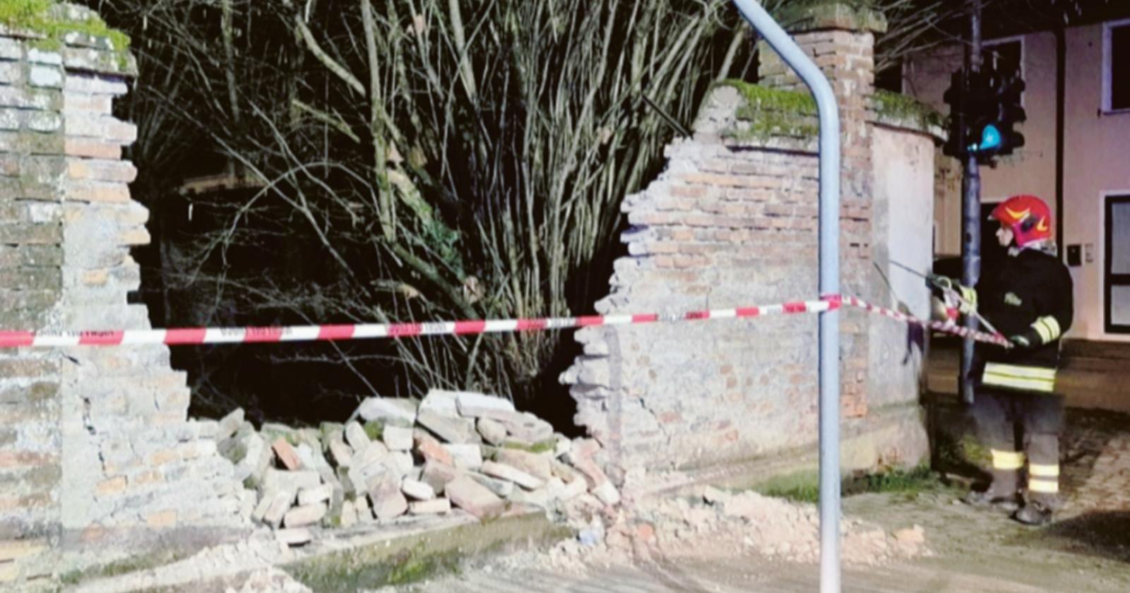 Un'auto abbatte lo storico muro