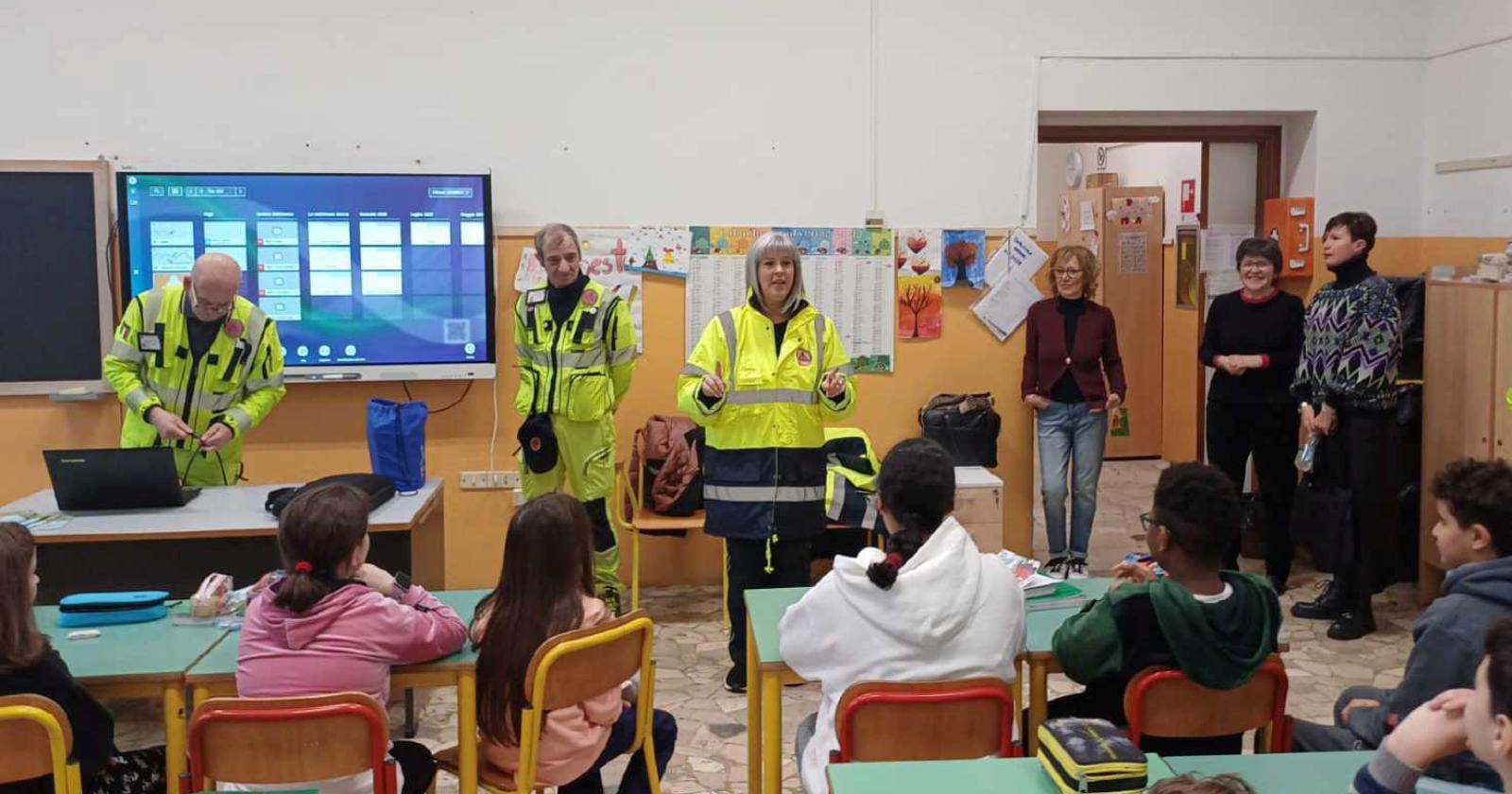 Volontari tra i banchi di scuola