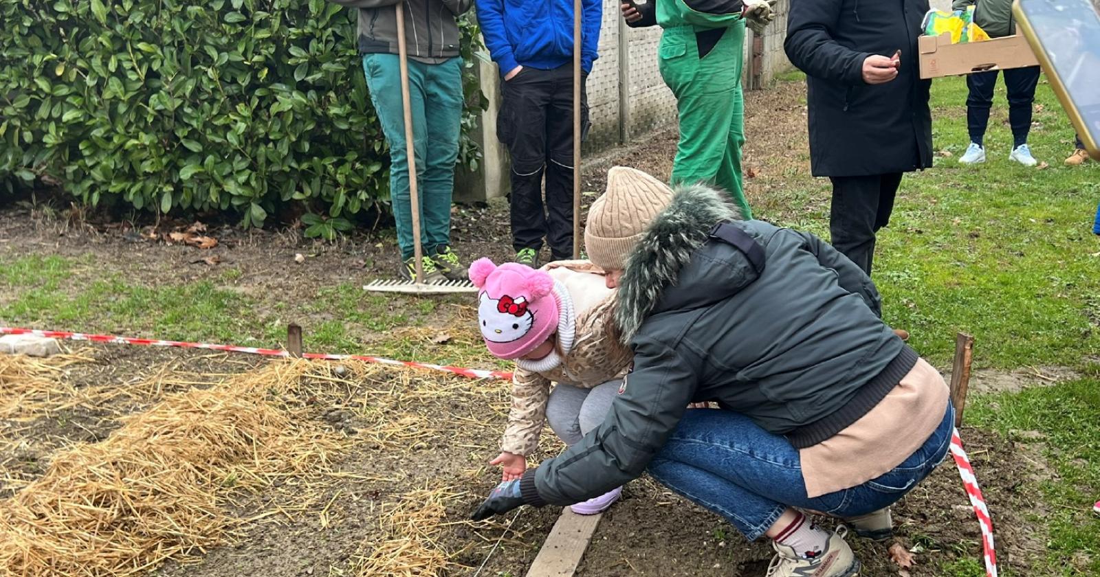 Ragazzi e bimbi piantano insieme