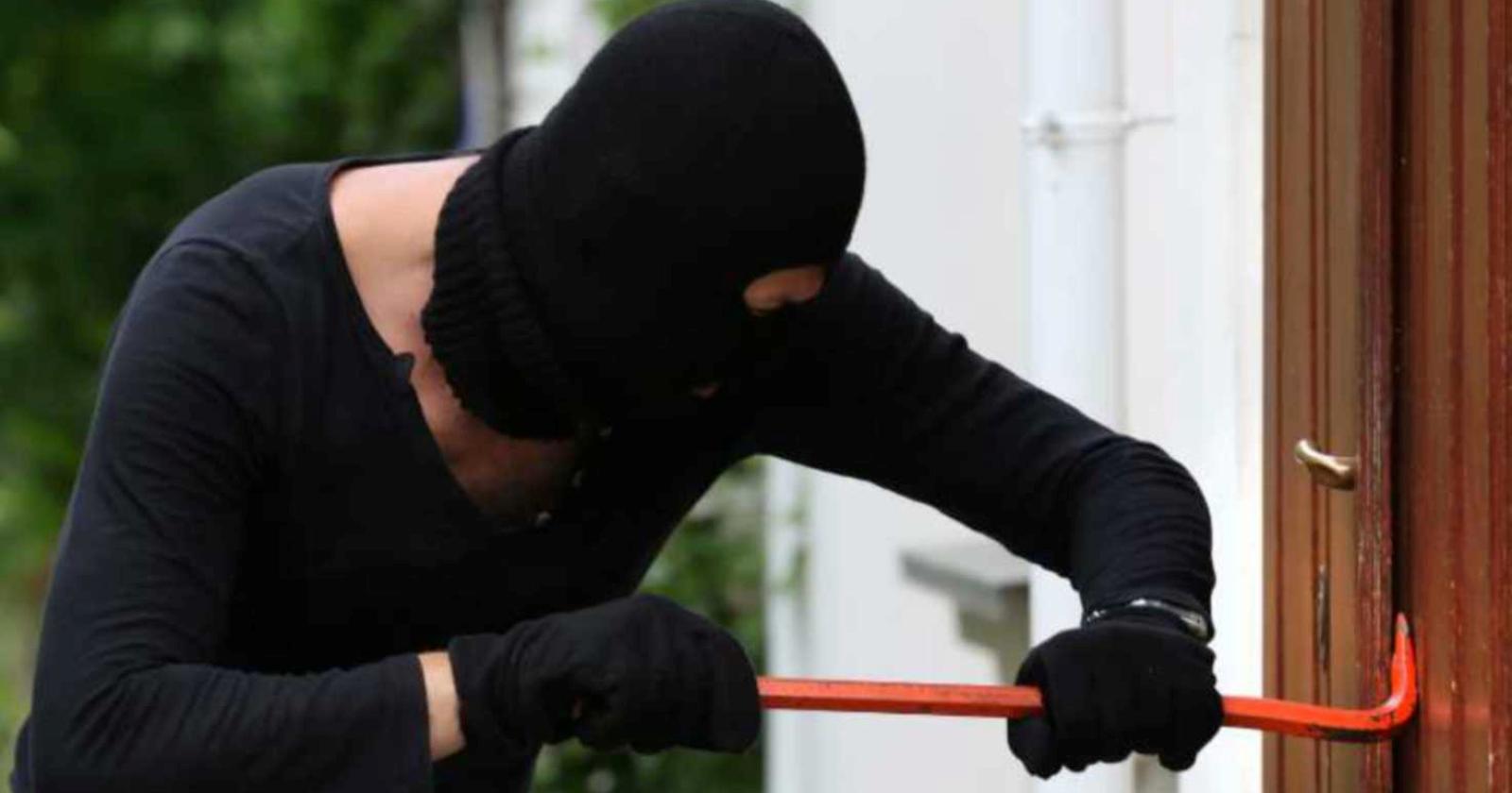 Al telefono rispondono i ladri: "Si allontani da casa"