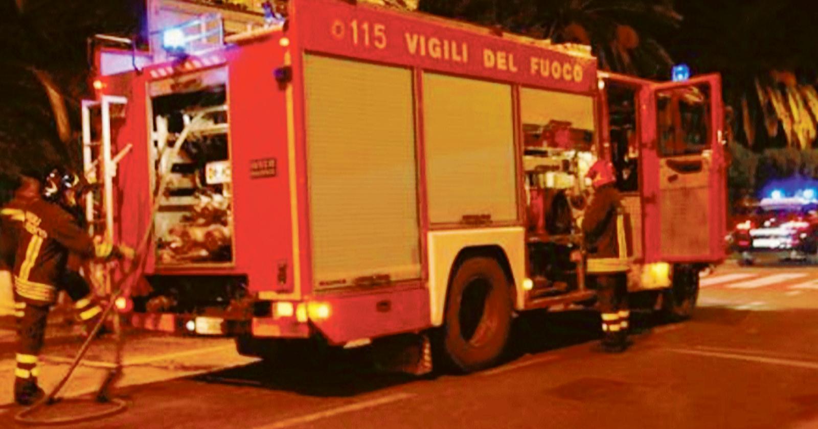 Auto sbanda e finisce in cortile