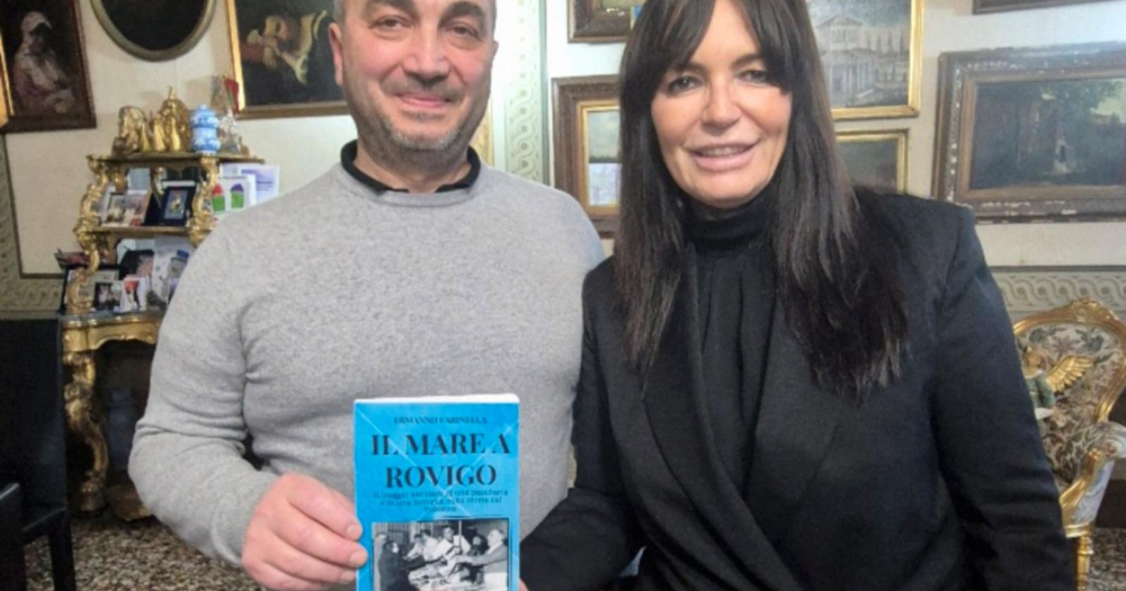 Farinella dona il suo libro