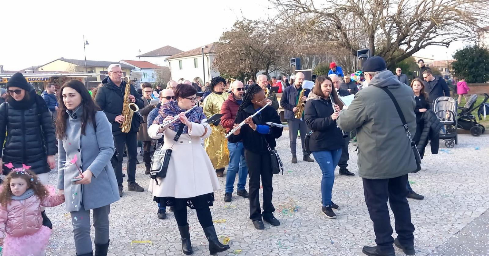 Festa di colori, musica e sorrisi