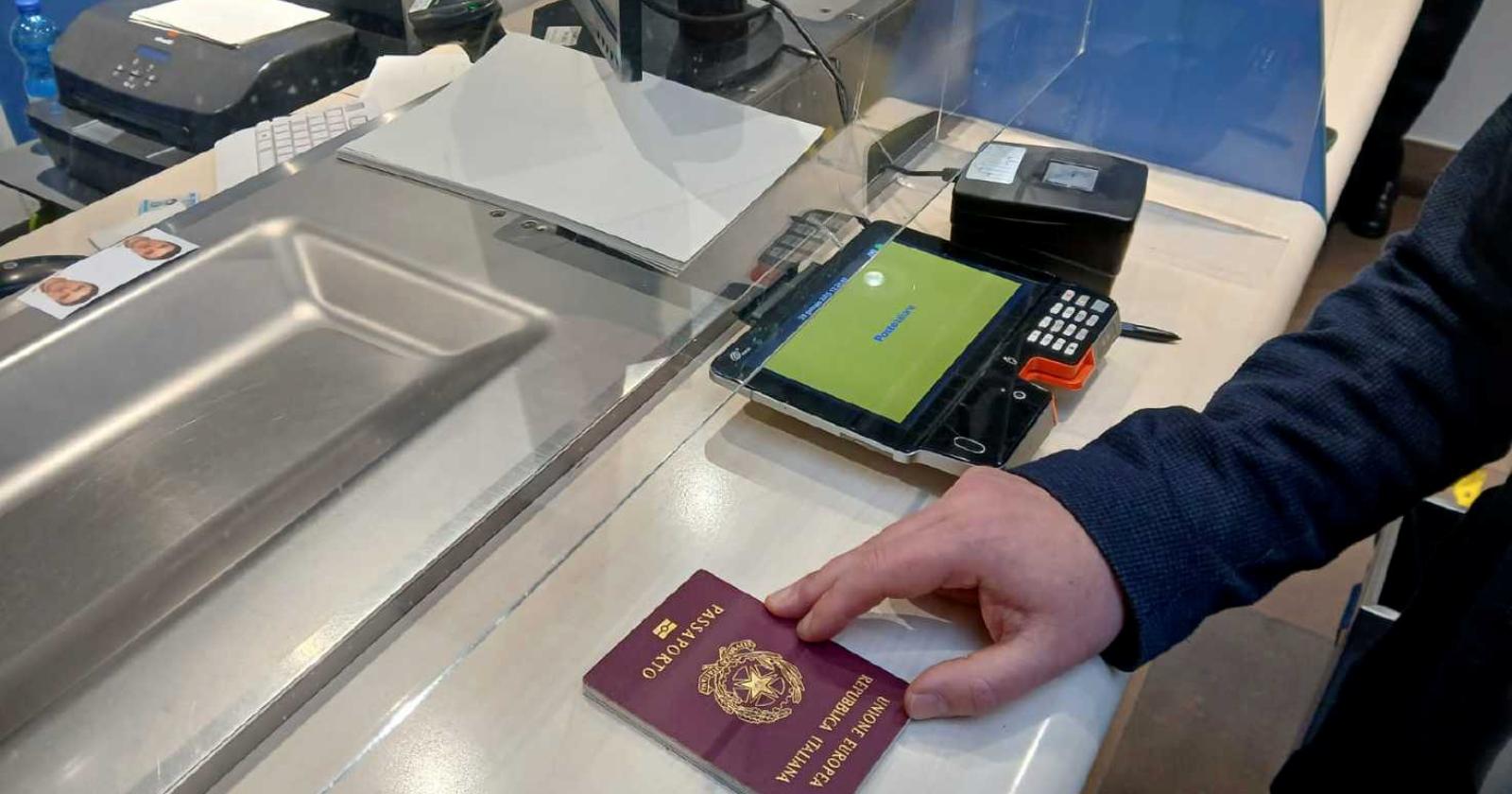 Oltre 1400 passaporti dalle Poste