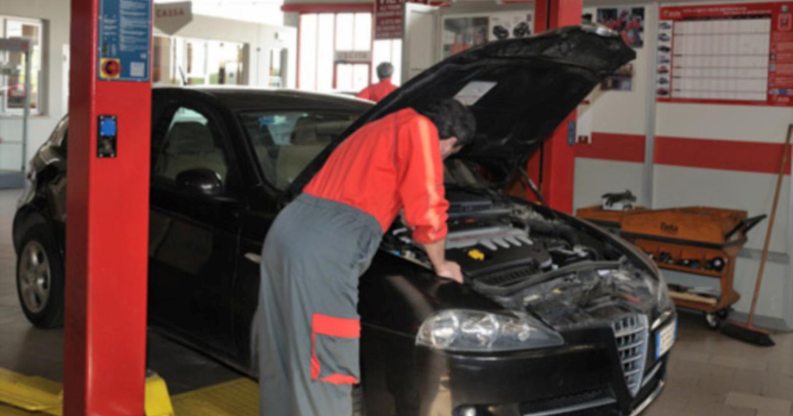 Pi&ugrave; auto, ma le officine chiudono