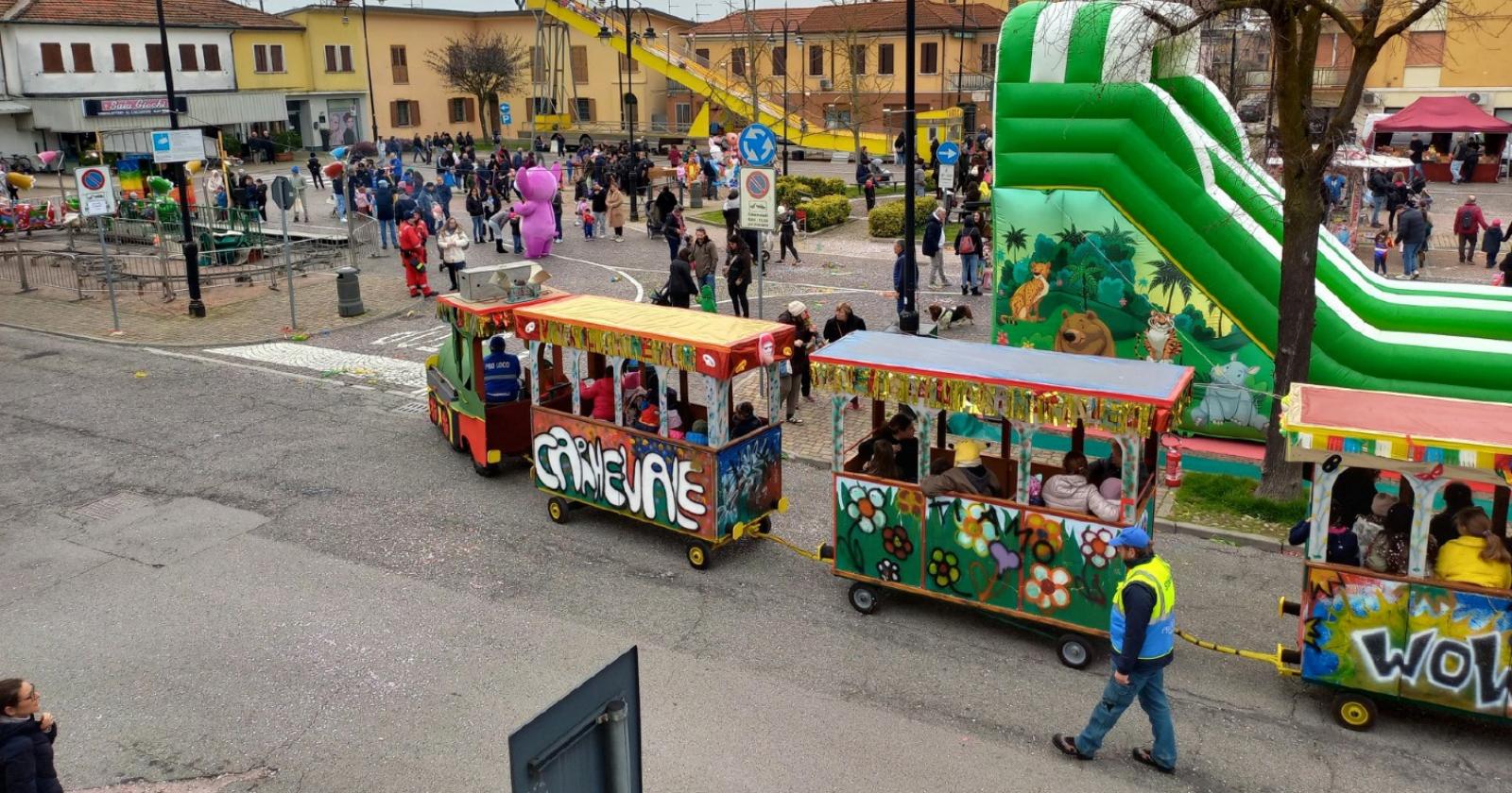 Una grande invasione di maschere