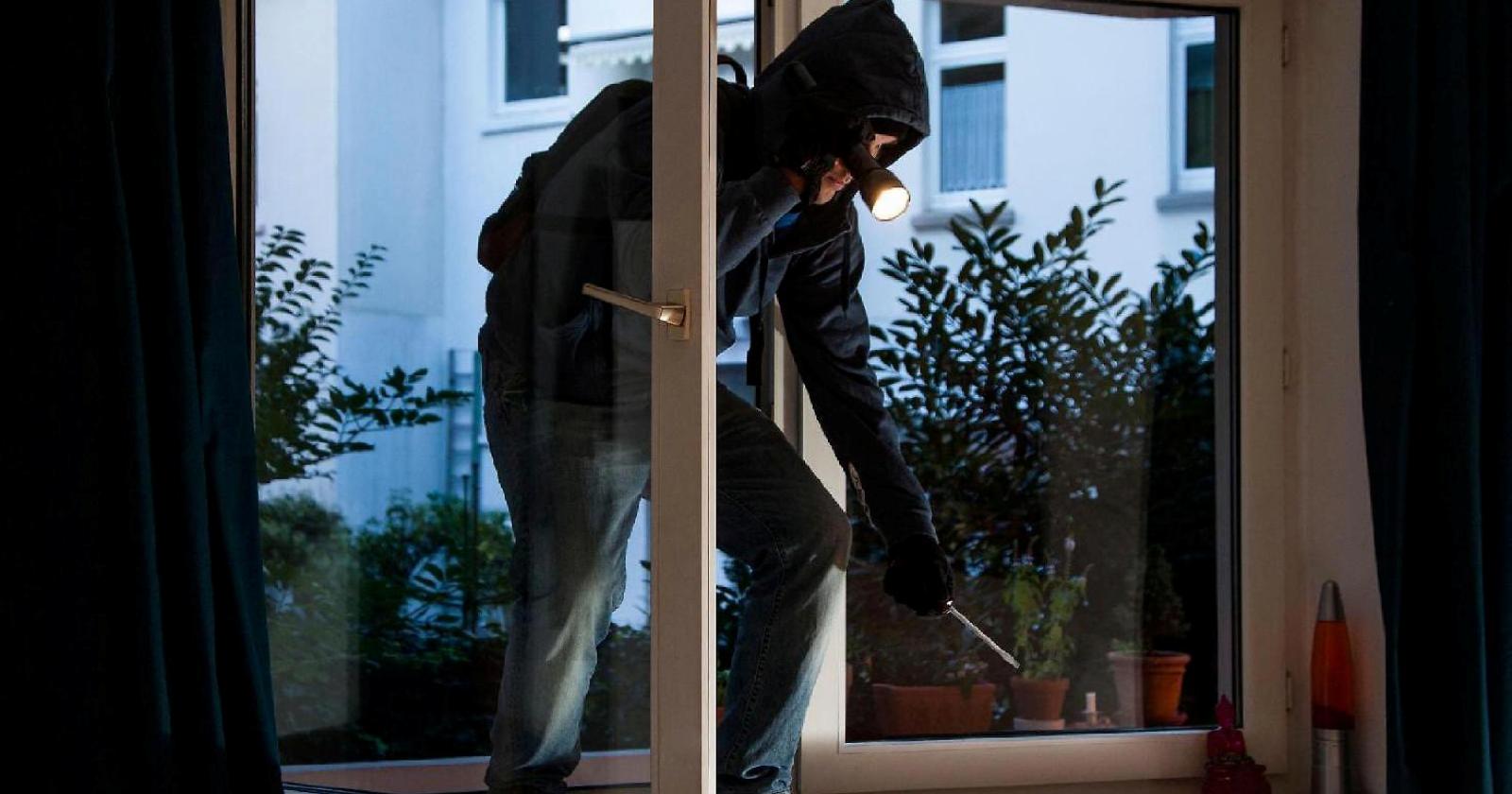 Bucano le finestre e poi rubano