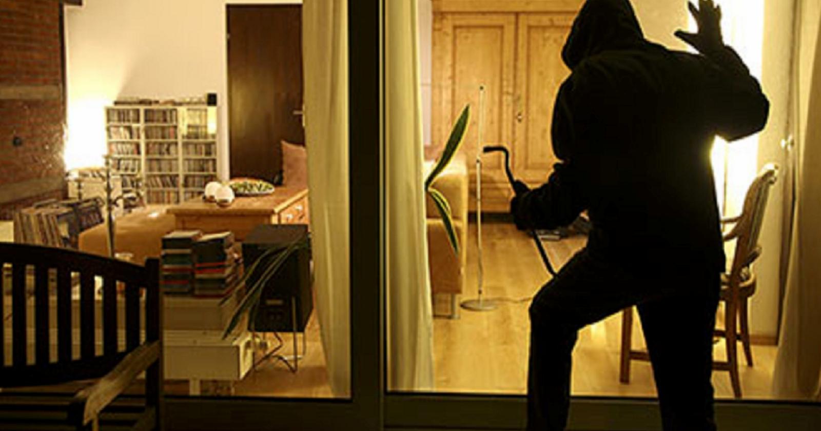 Torna a casa, la trova svuotata