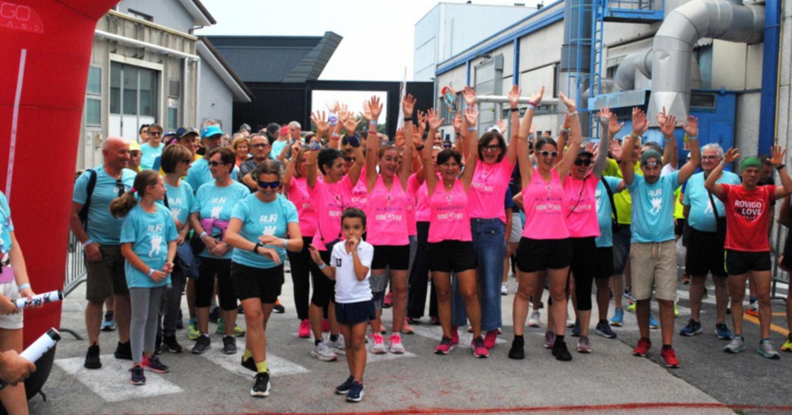 Un serpentone rosa va di corsa