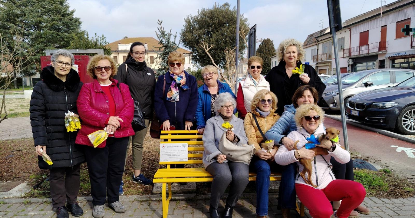 Panchina giallo mimosa, tutta l&rsquo;energia delle donne
