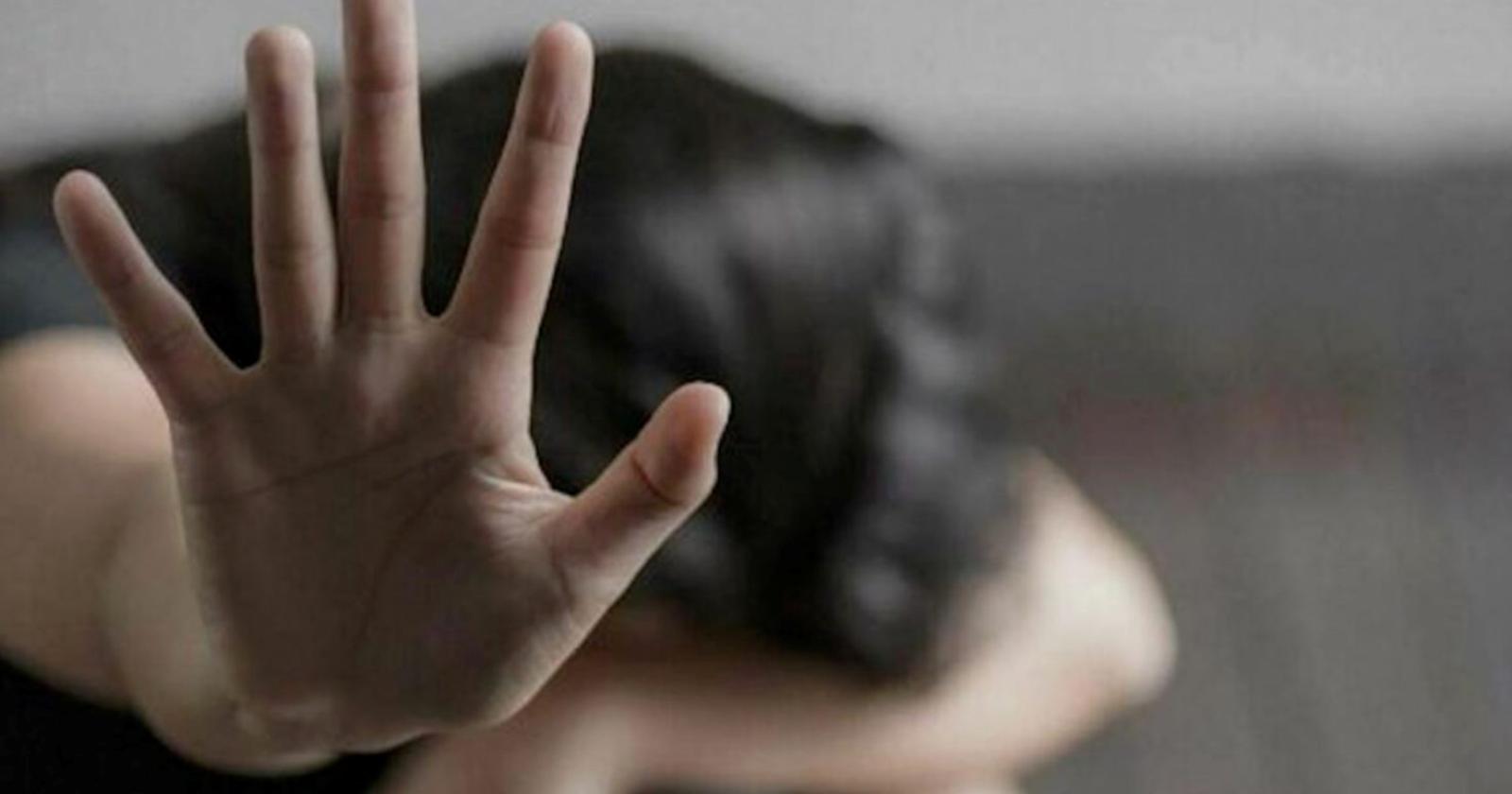 Bottigliate e offese sui muri di casa