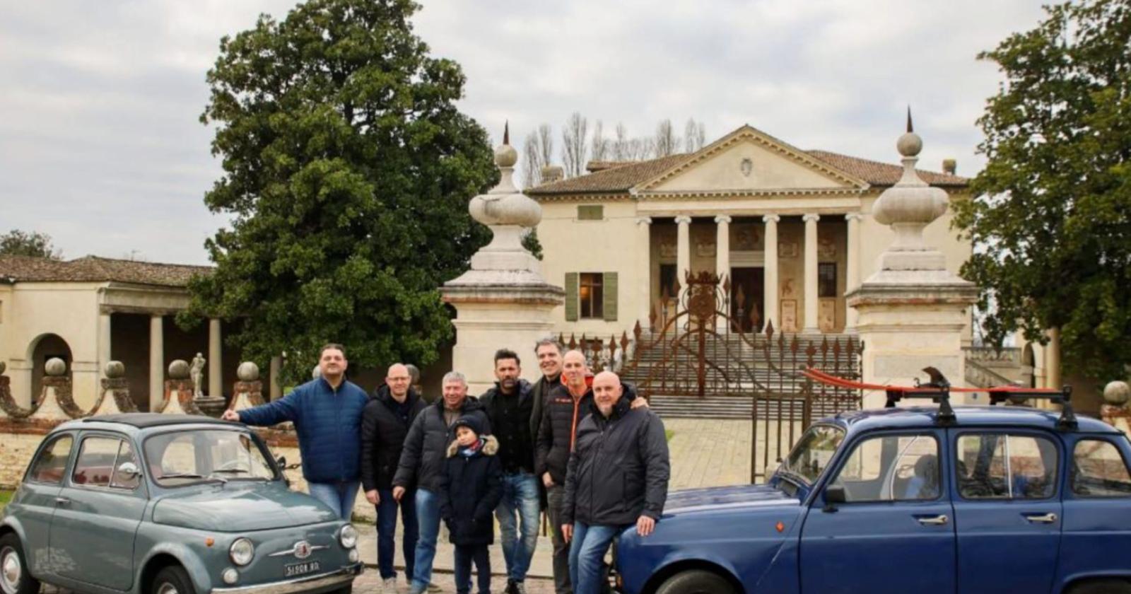 Sfilata di auto e moto in paese