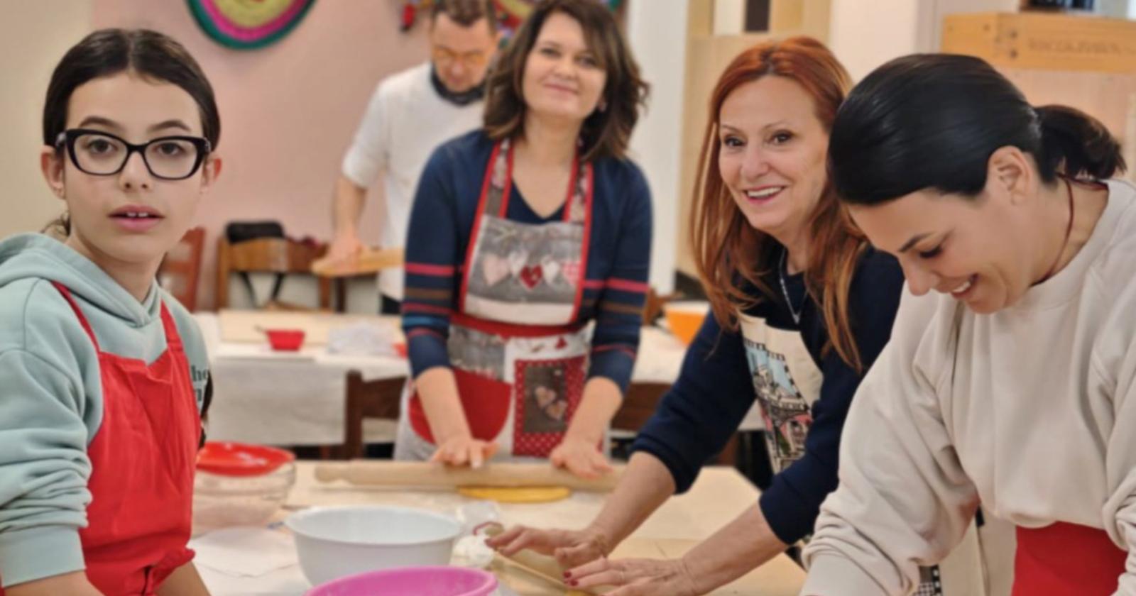 Diverse generazioni con le mani in pasta 