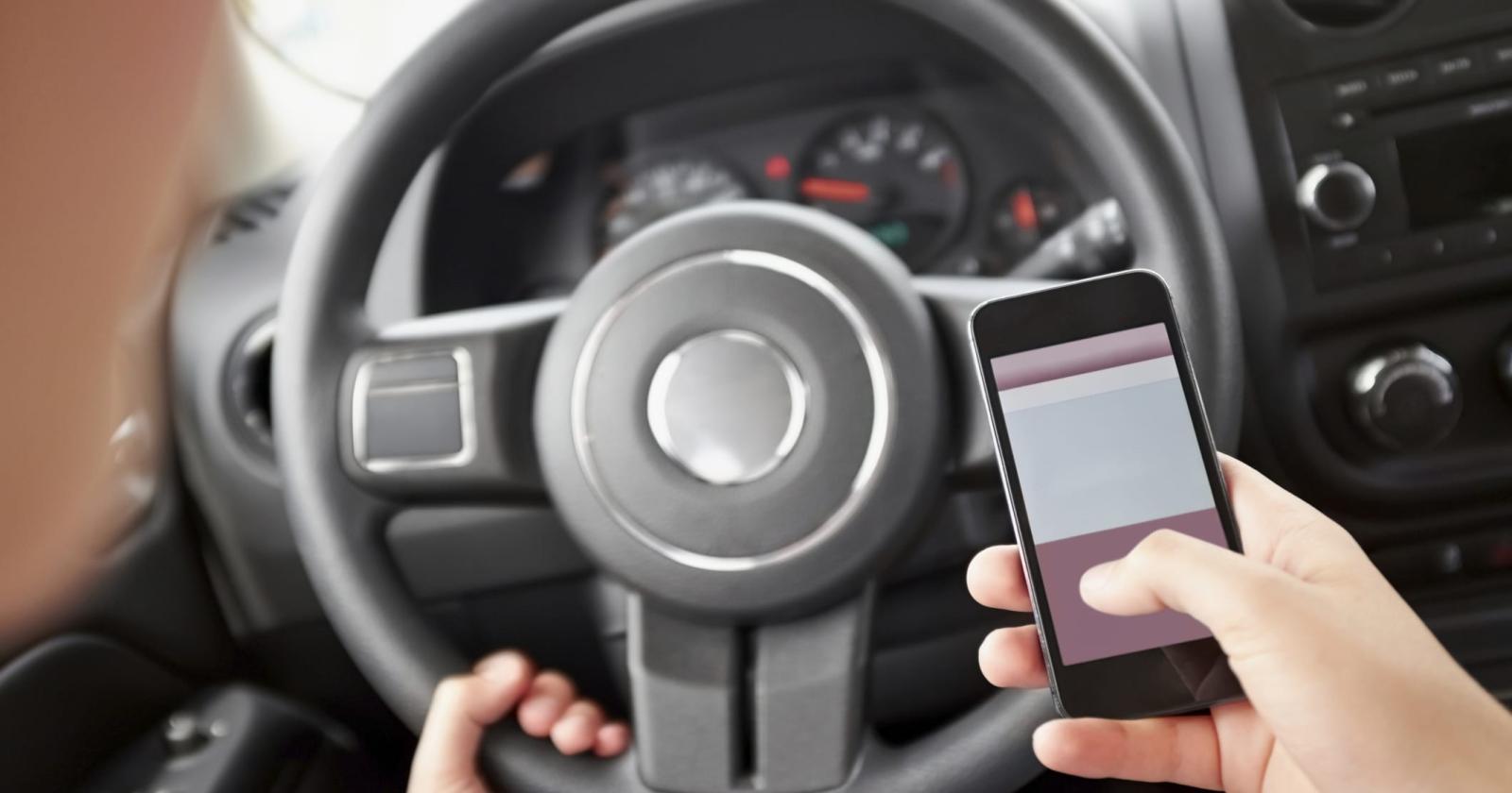 Telefono al volante: multe sino a 1000 euro