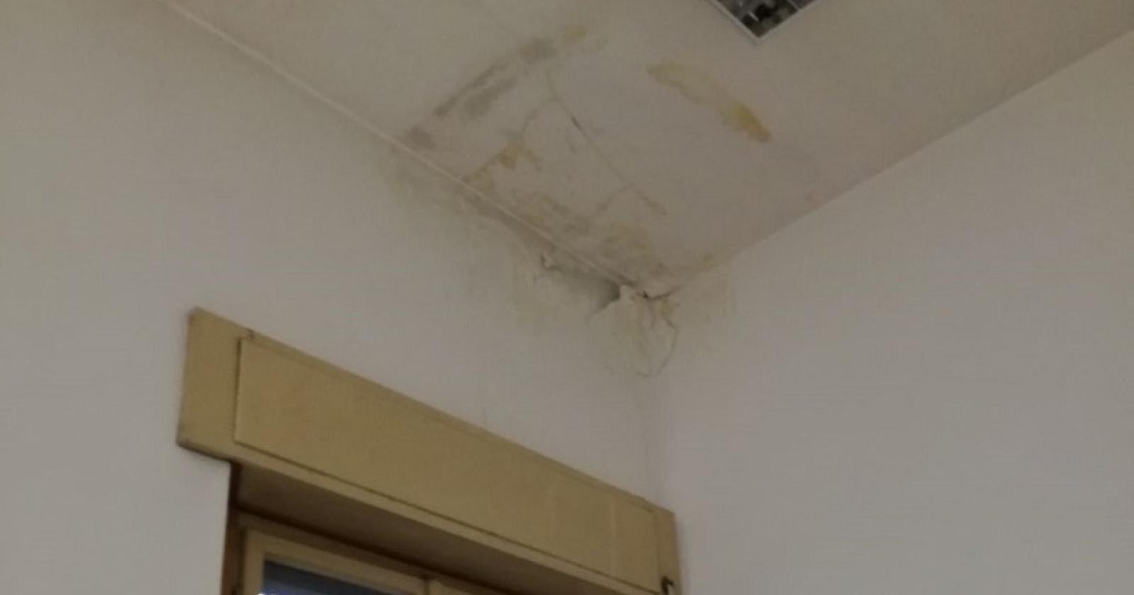 Infiltrazioni d'acqua alla primaria da poco ristrutturata