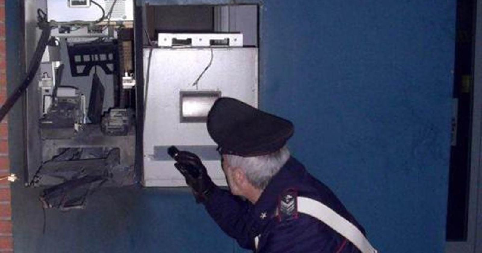 Boato nella notte, salta il Bancomat