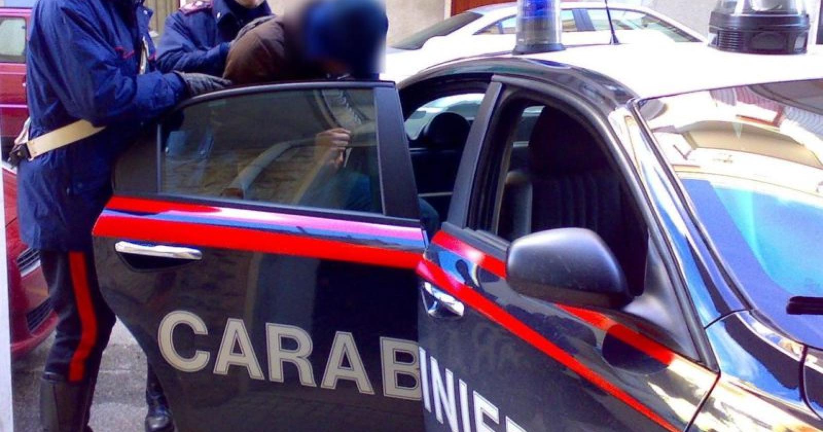 Per non pagare, si nasconde addosso 13 profumi
