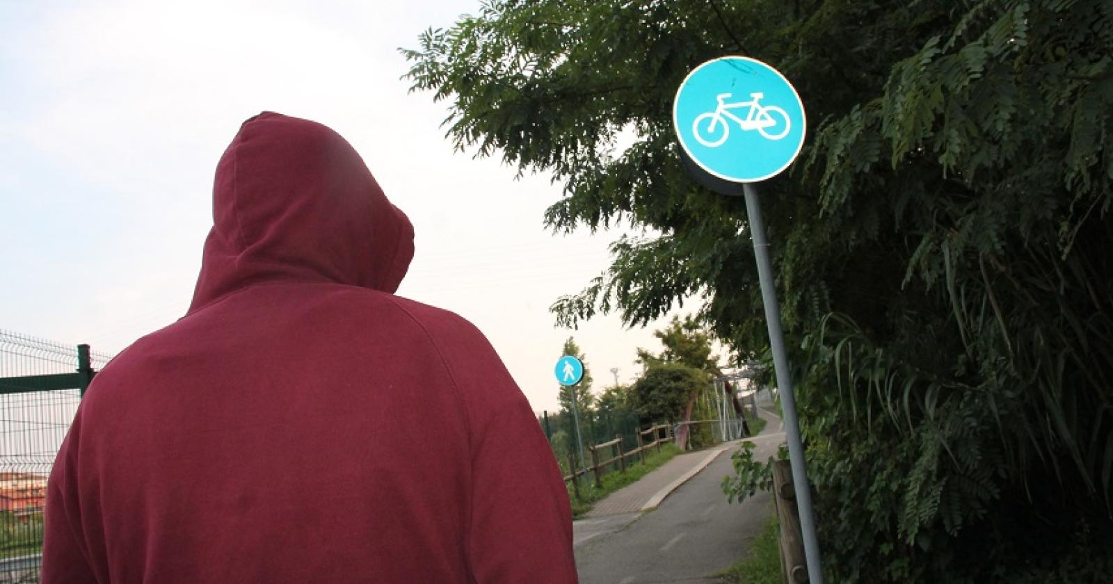 pakistano si masturba al parco davanti ai bimbi