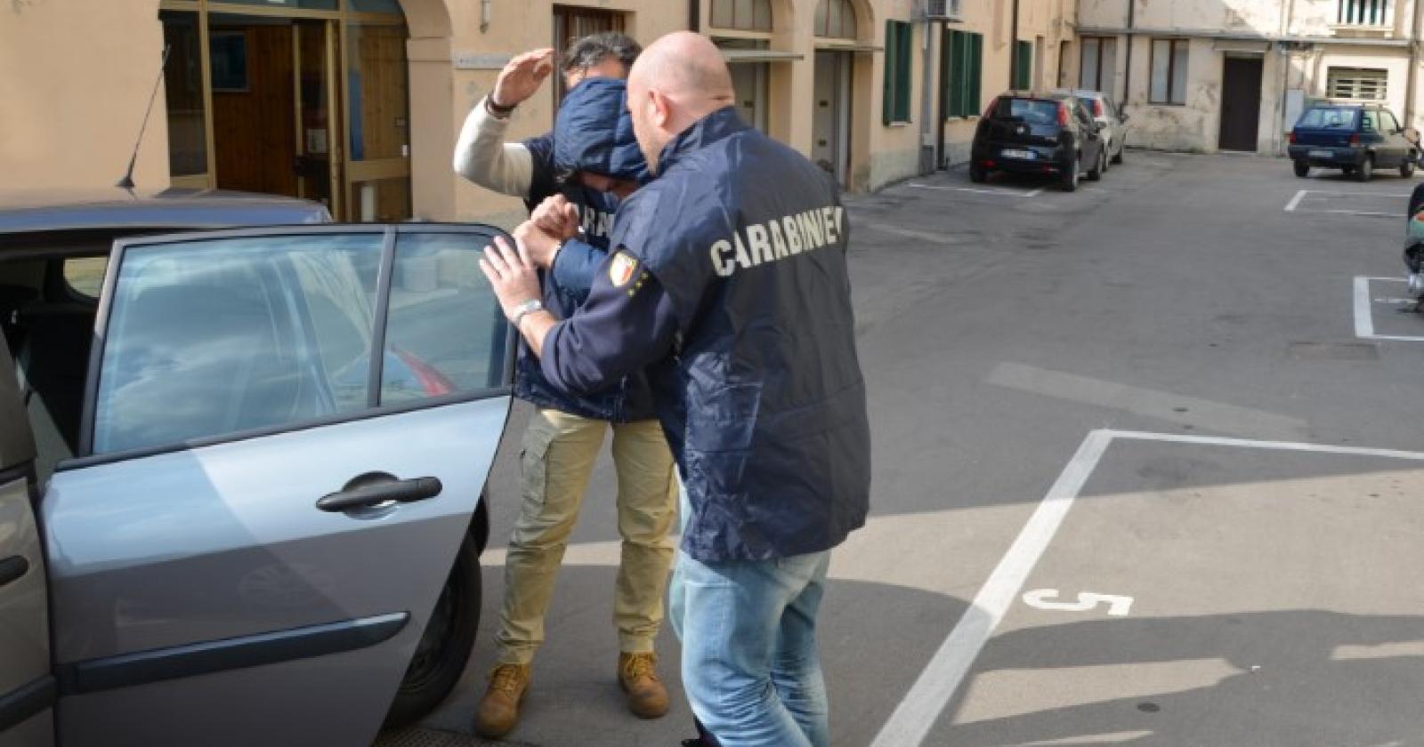 Vanno a fare una notifica, trovano un summit di spacciatori