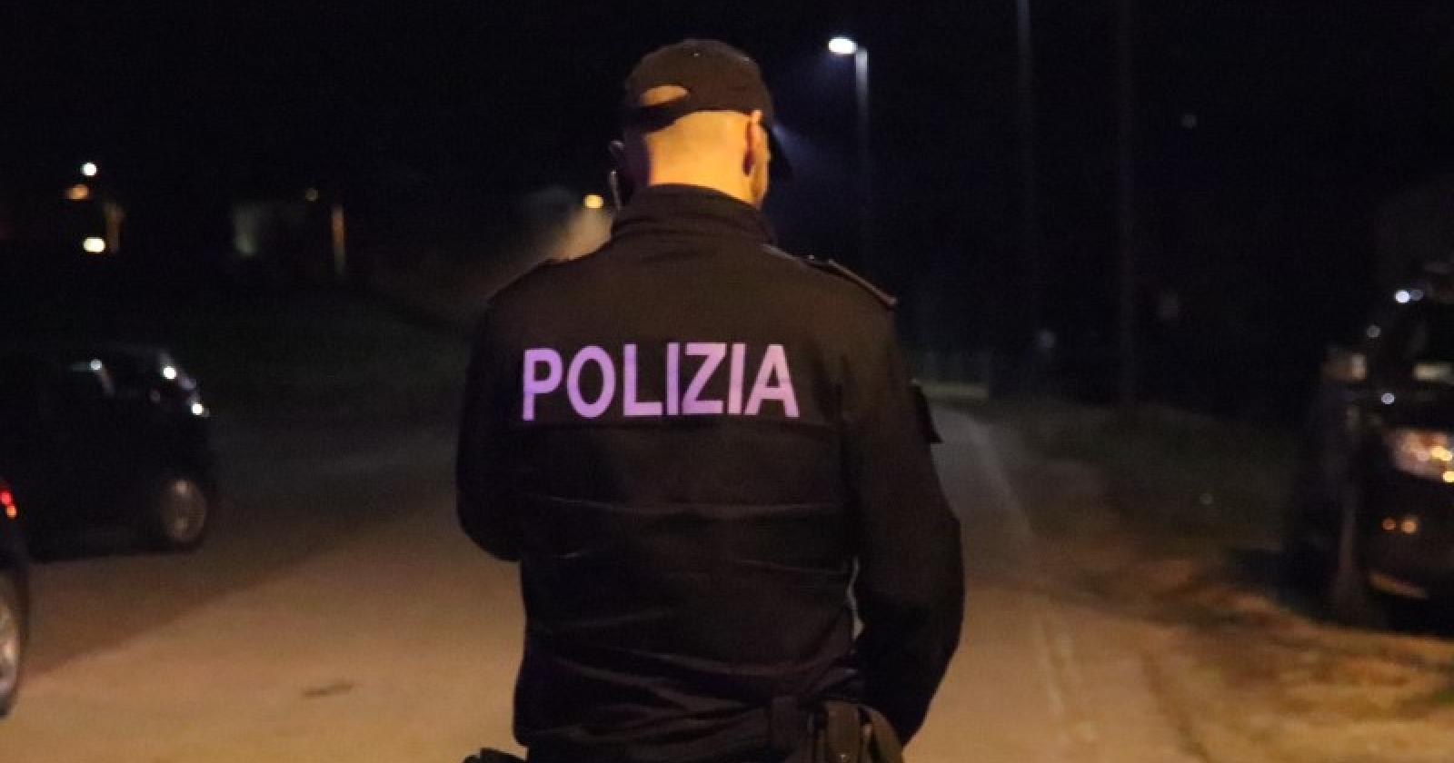 Ubriaco fradicio rovescia arredi e danneggia auto