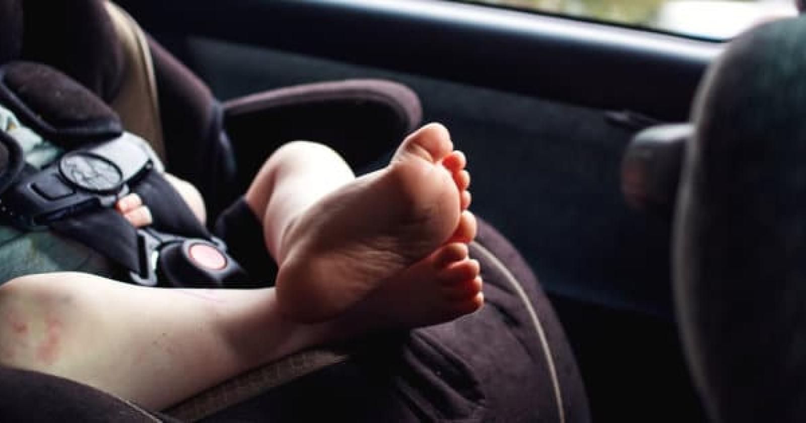 Mamma lascia le bimbe in auto, scatta l'allarme