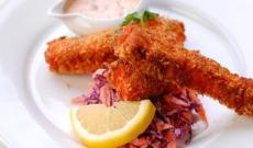 Banchetto di pesce, poi scappano senza pagare