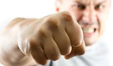 Barista "stende" il rapinatore