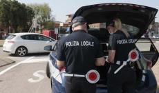 Senza patente, usa quella dell'amico che gli somiglia