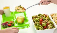 Sottrae un coltello e aggredisce due compagni