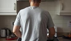 Vanno a riparargli il braccialetto elettronico, lo trovano a cuocere chetamina