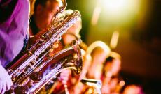https://unsplash.com/it/foto/persona-che-suona-il-sassofono-dBWvUqBoOU8