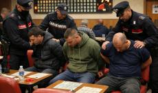 Assalto alla tabaccheria, la titolare reagisce, parte un colpo di pistola