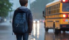 "Ragazzino disabile lasciato sotto la pioggia dal bus"