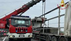 Camionista in difficolt&agrave;, ci pensano i pompieri
