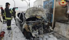 Auto a fuoco mentre paga il pedaggio