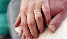 Rubava le fedi alle anziane in casa di riposo