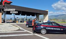 Gavettoni di ghiaccio contro le auto, ragazzini nei guai