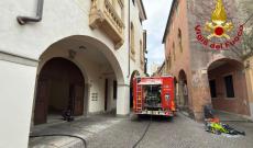 Incendio nel condominio dove abita il sindaco