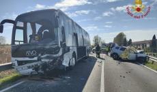 Frontale tra un'auto e un bus: un morto