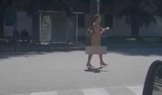 Nudo con i tacchi in stazione: attimi di sconcerto, poi arriva l'ambulanza