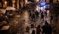 Rissa paurosa in piazza, bottiglie spaccate e giovani in fuga