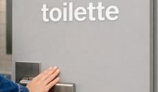 Bidello spiava le prof in bagno