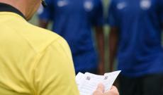 L'arbitro pretende i permessi di soggiorno, il caso non si placa