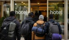 Imprenditore anonimo paga l'hotel ai migranti senzatetto