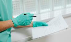 Medici in servizio oltre i 70 anni, scoppia il caso