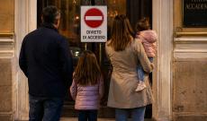 "La piccola e teatro non entra". E scoppia il caso